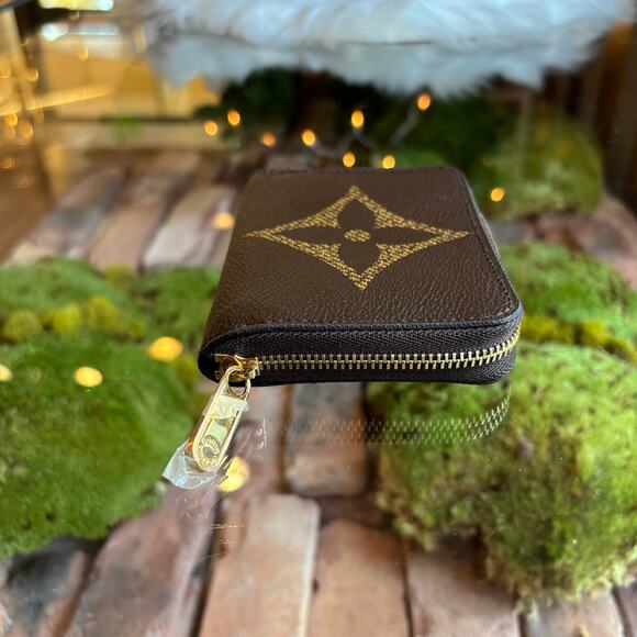 LOUIS VUITTON Reverse Monogram Zippy Coin Wallet - Picture 4 of 13
